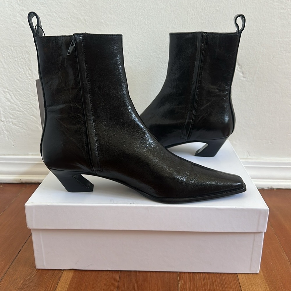 NWT Bimba y Lola low cut booties